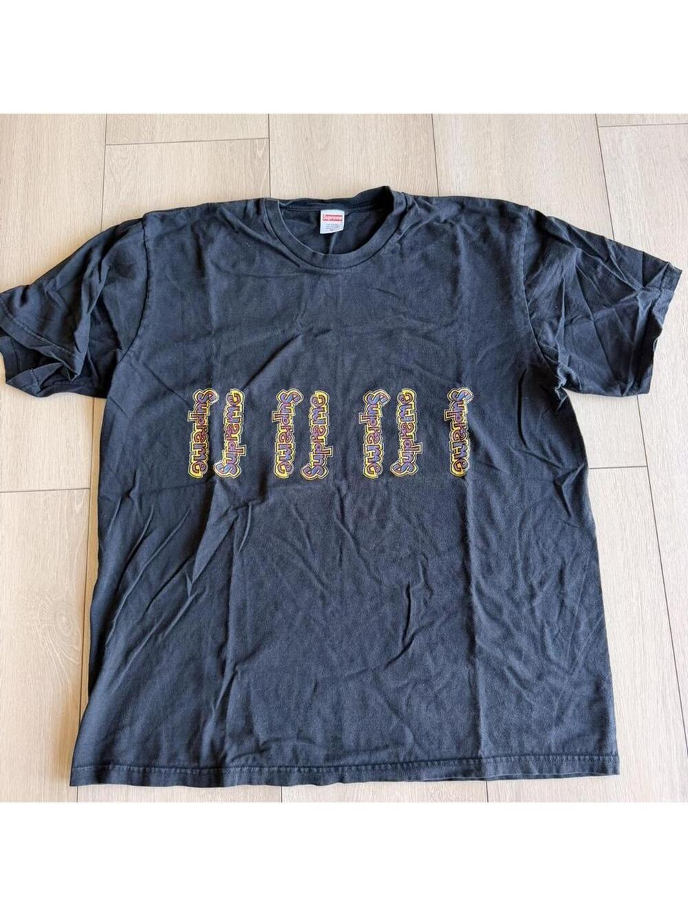 Supreme Men's Black and Grey Tshirt